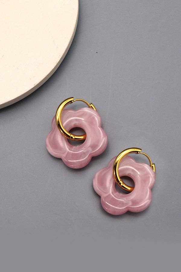 FLOWER CHARM HUGGIE HOOP EARRINGS | 40E221