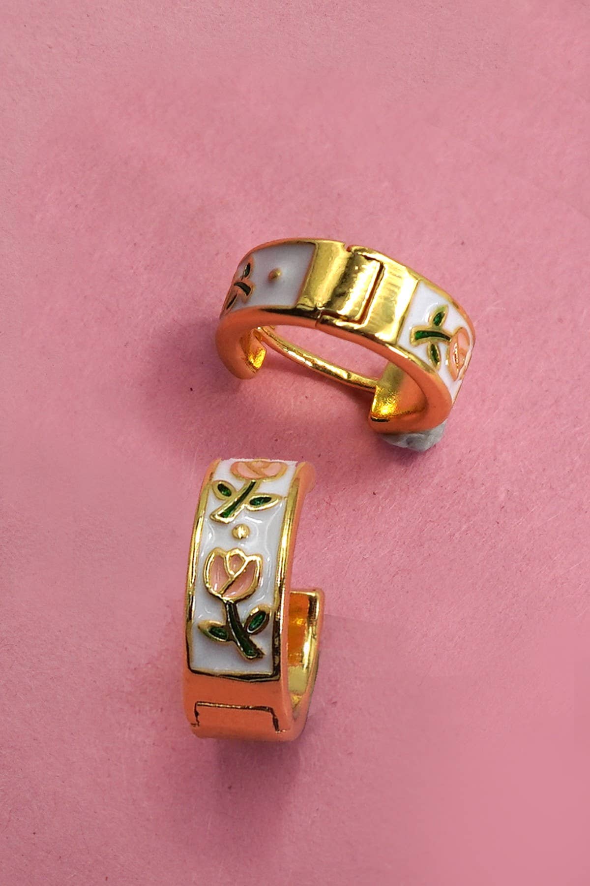 VINTAGE CLOISONNE FLORAL HUGGIE HOOP EARRINGS | 40E357